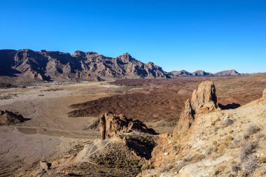 Volkanın kara donmuş lavları yakın mesafede.