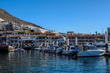 Yatlar Los Gigantes körfezinde duruyor. Tenerife Kanarya Adaları