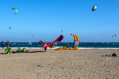 Deniz dalgaları üzerinde Kitesurfing havadan görünümü. Kitesurfing, El Medano, Tenerife, İspanya.