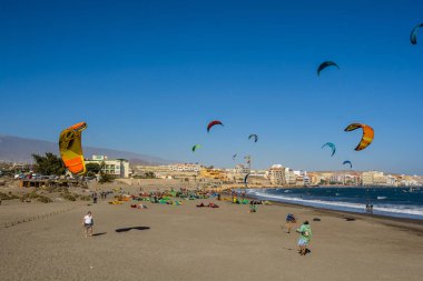 Deniz dalgaları üzerinde Kitesurfing havadan görünümü. Kitesurfing, El Medano, Tenerife, İspanya.