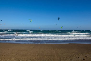 Deniz dalgaları üzerinde Kitesurfing havadan görünümü. Kitesurfing, El Medano, Tenerife, İspanya.