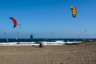 Deniz dalgaları üzerinde Kitesurfing havadan görünümü. Kitesurfing, El Medano, Tenerife, İspanya.