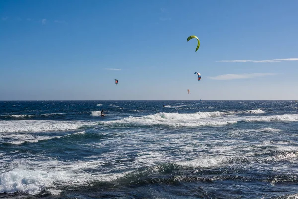 Widok z lotu ptaka z kitesurfingu na fale morza. Kitesurfing, kiteboarding zdjęcia akcji — Zdjęcie stockowe