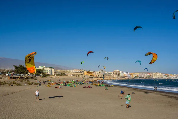 Deniz dalgaları üzerinde Kitesurfing havadan görünümü. Kitesurfing, El Medano, Tenerife, İspanya.