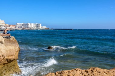 Dalgalar el Medano güzel kasabasında dolgu çarptı. Kitesurfing, El Medano, Tenerife, İspanya.