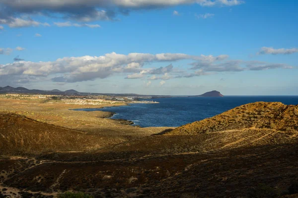 De gele berg aan de oever van de Oceaan in Costa del Silencio, Tenerife. — Stockfoto