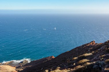 Roja Dağı'nın güzel manzarası. Okyanusun güzel manzarası. Tenerife, Kanarya adaları, İspanya.