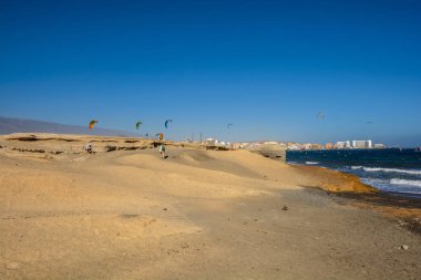 Deniz dalgaları üzerinde Kitesurfing havadan görünümü. Kitesurfing, El Medano, Tenerife, İspanya.