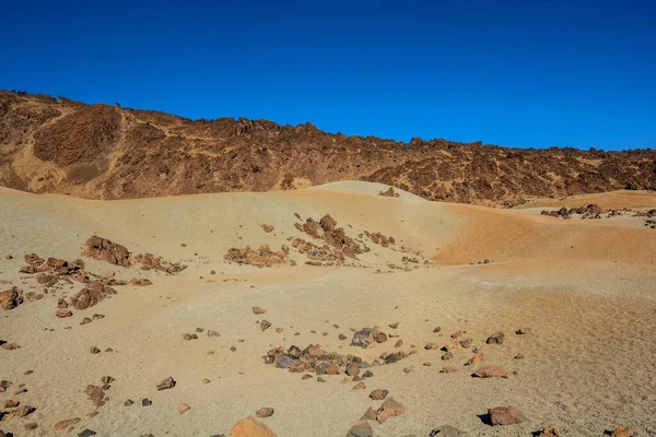 Krajobraz księżyca. Krajobraz pustynny w Parku Narodowym Teide, Teneryfa, Wyspy Kanaryjskie, Hiszpania — Zdjęcie stockowe