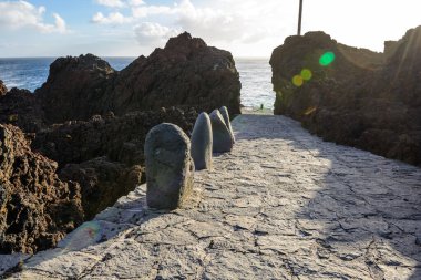 Kayaların arasındaki okyanusa giden yol.