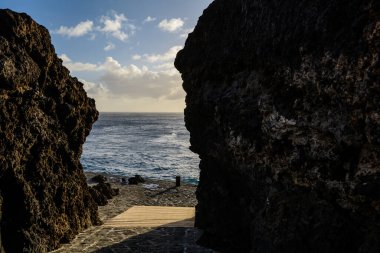 Kayaların arasındaki okyanusa giden yol.