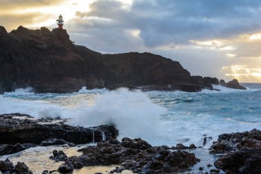 Atlantik Okyanusu 'nda güçlü bir fırtına Tenerife sahilindeki bir körfezde.
