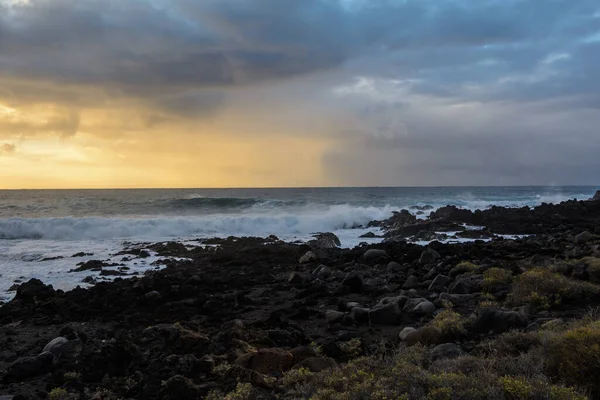 Мощный шторм в Атлантическом океане в бухте на побережье Тенерифе. — стоковое фото