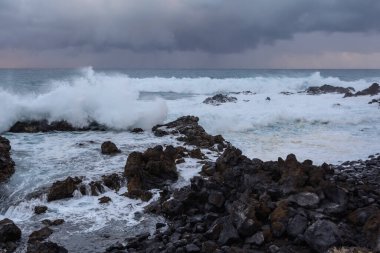 Atlantik Okyanusu 'nda güçlü bir fırtına Tenerife sahilindeki bir körfezde.