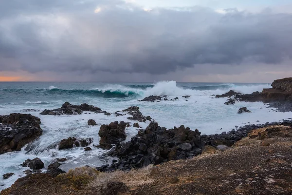 Une puissante tempête dans l'océan Atlantique dans une baie sur la côte de Ténérife. — Photo
