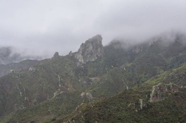 Gizemli sis dağlara doğru geliyor. Sisin içindeki dağlar