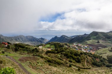 Yamaçtaki evler. Hillside Köyü. Sisli bir gün.