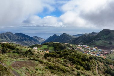Yamaçtaki evler. Hillside Köyü. Sisli bir gün.