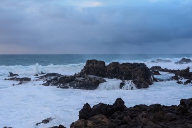 Atlantik Okyanusu 'nda güçlü bir fırtına Tenerife sahilindeki bir körfezde.