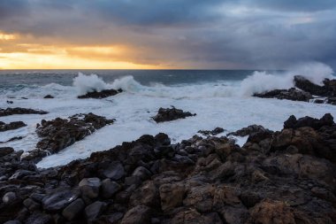 Atlantik Okyanusu 'nda güçlü bir fırtına Tenerife sahilindeki bir körfezde.
