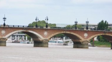 Fransa. Bordeaux.28 Temmuz 2018. Taş köprü .