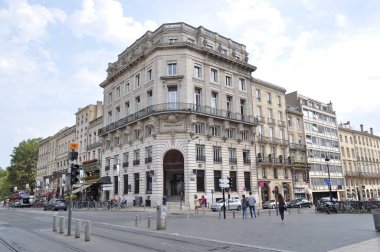 Fransa. Bordeaux.28 Temmuz 2018. Banka Courtois'e, Restoran ekşili, otobüs canopee kafe, tahtada offeur Assadeur, salonu le cerc alışveriş .