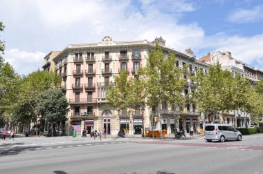 İspanya. Barcelona. 18 Ağustos 2018. Horoz Tur, Aracion Dünya Mobil, eczane, Carrefour, Chome, Calbet hızlı ,   