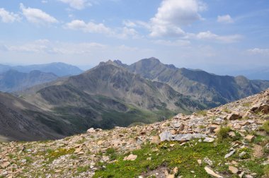 Dağlar. Alpler. Dağların görünümü .