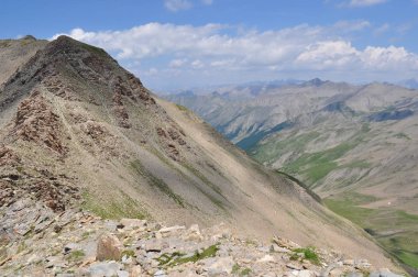 Dağlar. Alpler. Dağların görünümü .