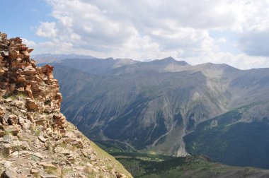 Dağlar. Alpler. Dağların görünümü .