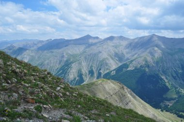 Dağlar. Alpler. Dağların görünümü .