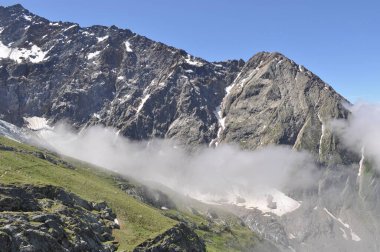 Karla dağlara bak. . 