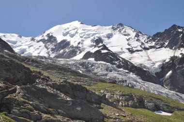 Karla dağlara bak. . 