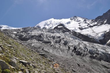 Karla dağlara bak. . 