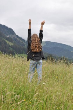 Dağlara bakan kız. .