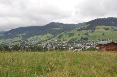 Dağdaki ev. Dağlara bak. .