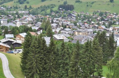 Megeve 'in panoramik noktadan görünümü .