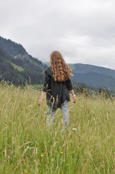 Girl Looking Mountains — Stock Photo, Image