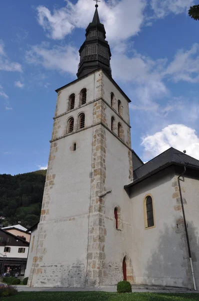 山上的老教堂阿尔卑斯山的风格 — 图库照片