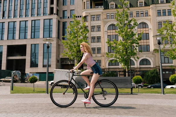 Νεαρή Γυναίκα Ποδηλασία Μπροστά Από Κτίριο Κορίτσι Σορτς Και Shirt — Φωτογραφία Αρχείου