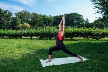 50 yaşındaki kadın egzersiz yoga açık.