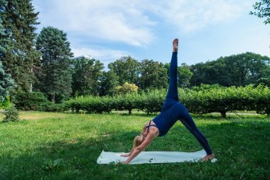 50 yaşındaki kadın egzersiz yoga açık.