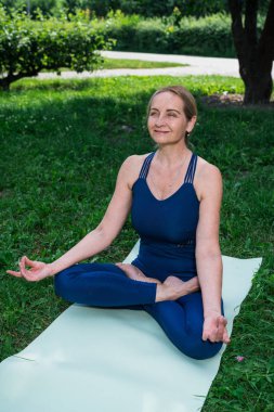 50 yaşındaki kadın açık meditasyon