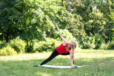 Bir parkta temiz havada en iyi yaşlı bayan eğitimi.