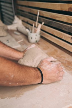 Adam stüdyosunda çömlek yaratma