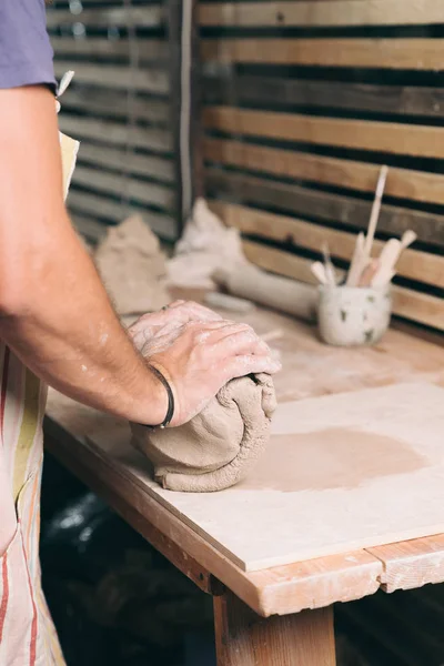 Чоловік створює кераміку в своїй студії — стокове фото