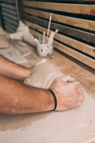 Homem criando cerâmica em seu estúdio — Fotografia de Stock