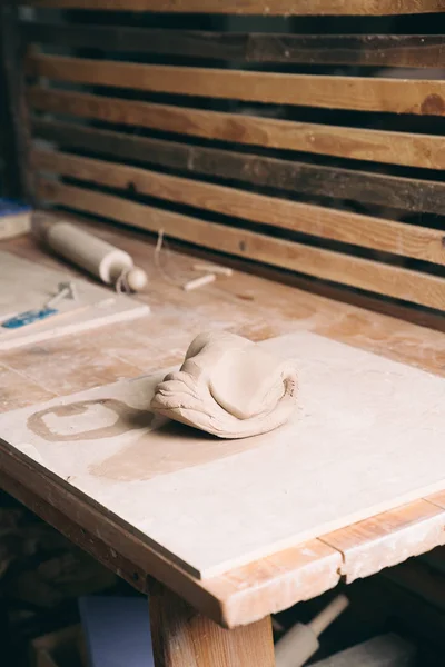Clay su un tavolo in uno studio. Materiale per ceramica . — Foto Stock