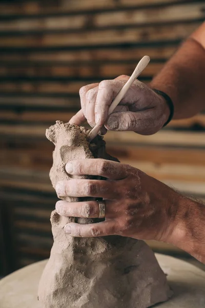 Homem moldando escultura no estúdio . — Fotografia de Stock