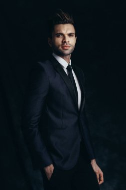 Yakışıklı erkek stüdyo portresi.